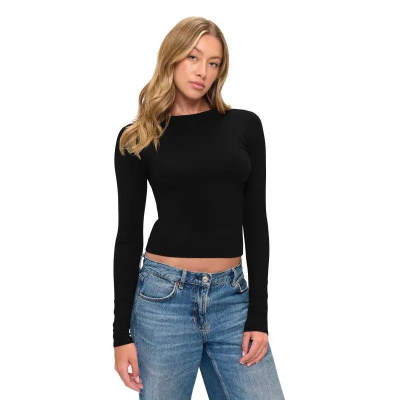 Wholesale women's black long-sleeve crop top with blue denim jeans