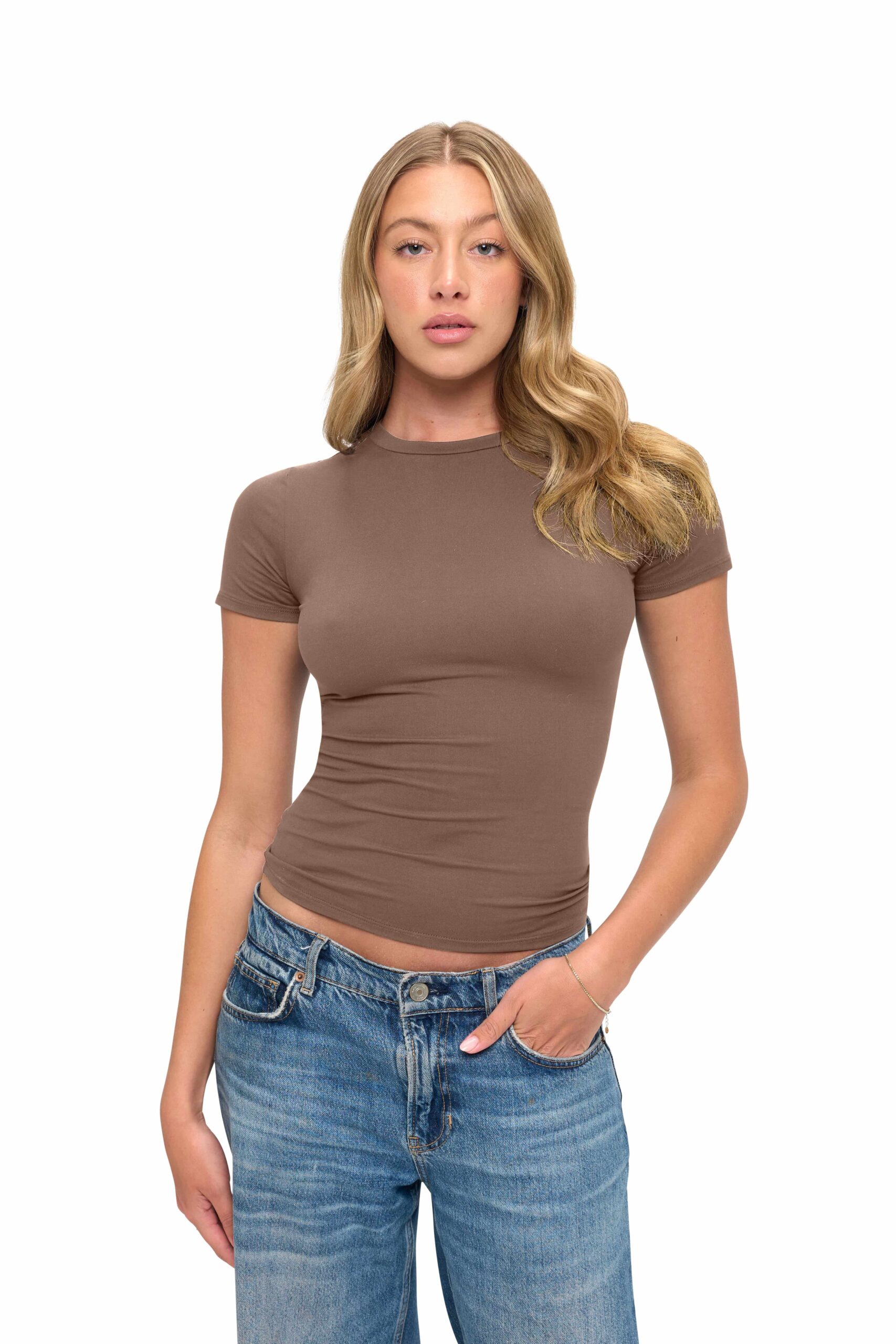 Wholesale brown short-sleeve fitted crewneck t-shirt paired with blue denim jeans